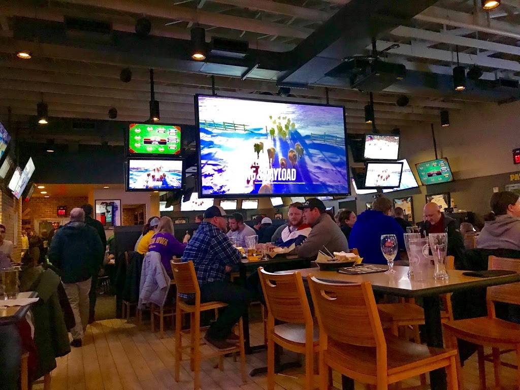 Buffalo Wild Wings | meal takeaway | 4175 4th St SW, Mason City, IA 50401, USA | 6414219464 OR +1 641-421-9464