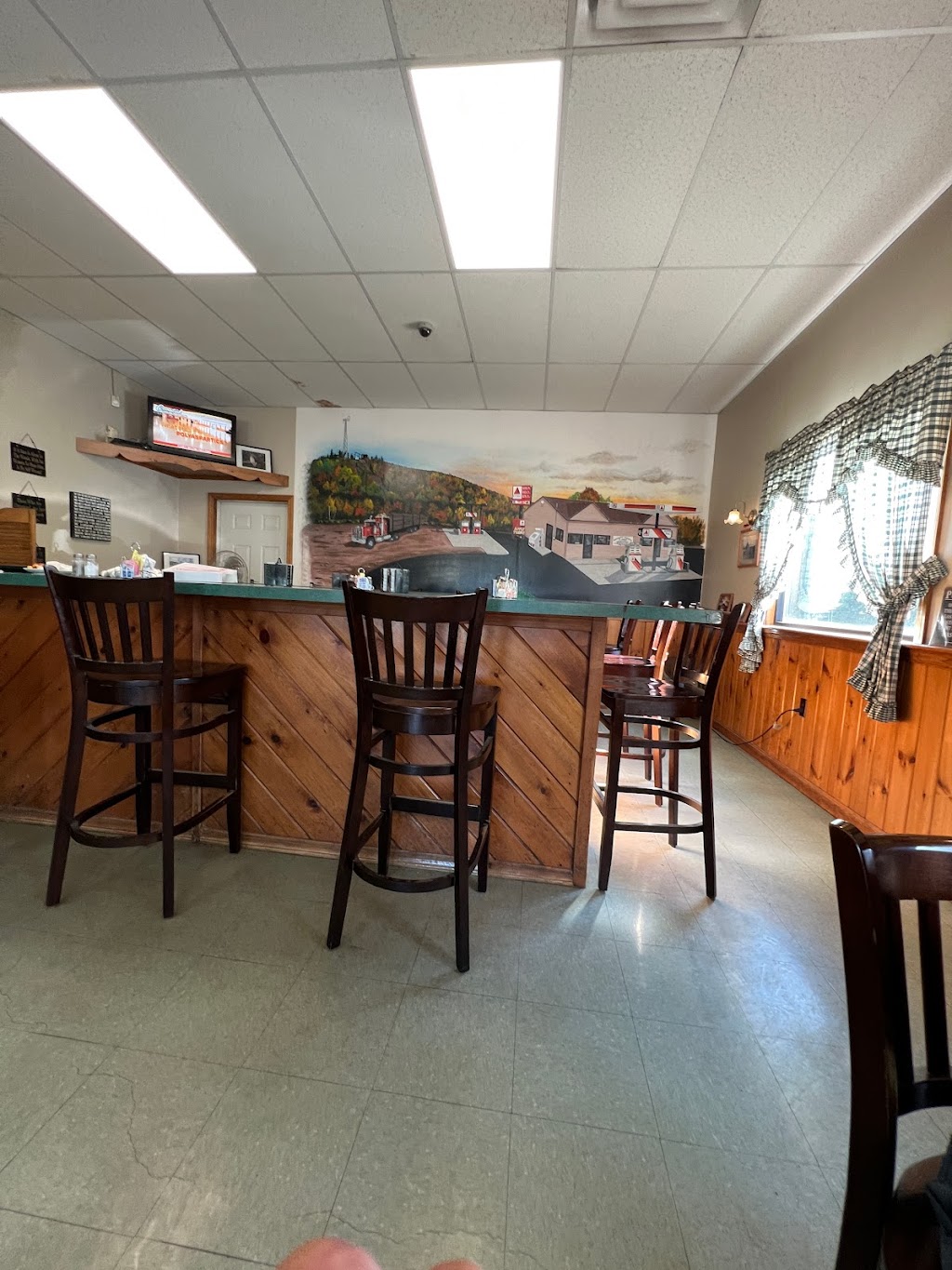 Raymond’s Variety & Diner | restaurant | 2789 Lee Rd, Lee, ME 04455, USA | 2077382558 OR +1 207-738-2558