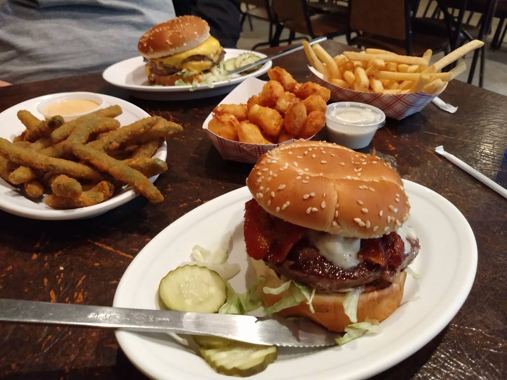 The Village Green Bar & Grill | restaurant | 7508 Hubbard Ave, Middleton, WI 53562, USA | 6088319962 OR +1 608-831-9962