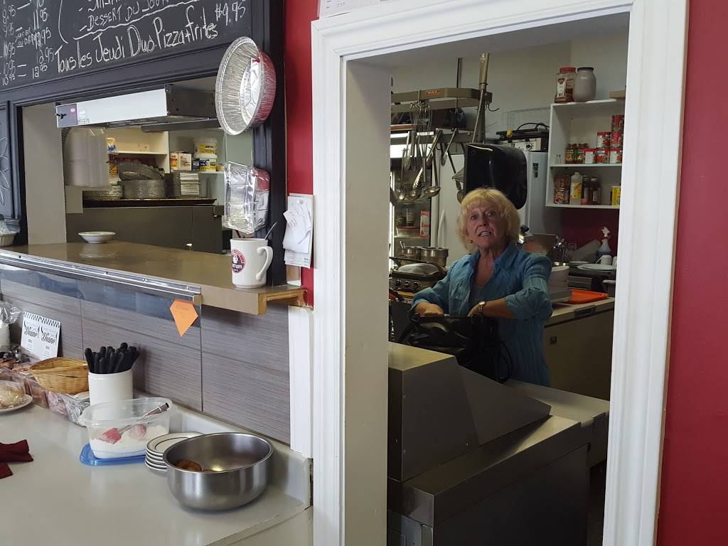 Casse-croûte Chez Diane | meal takeaway | 695 Avenue Godin, Québec, QC G1M 3E6, Canada | 4186811645 OR +1 418-681-1645