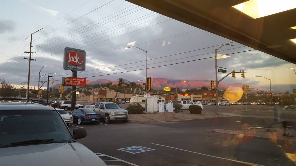 Jack in the Box | restaurant | 4949 N Oracle Rd, Tucson, AZ 85704, USA | 5208878770 OR +1 520-887-8770