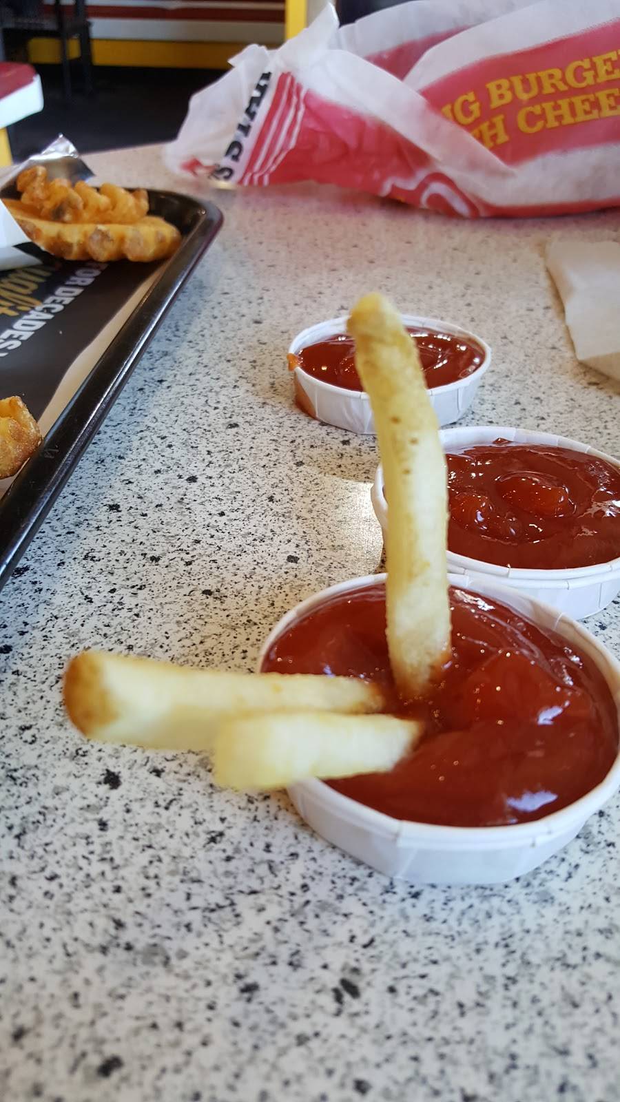 Carls Jr. | restaurant | 551 N Hollywood Way, Burbank, CA 91505, USA | 8188486166 OR +1 818-848-6166