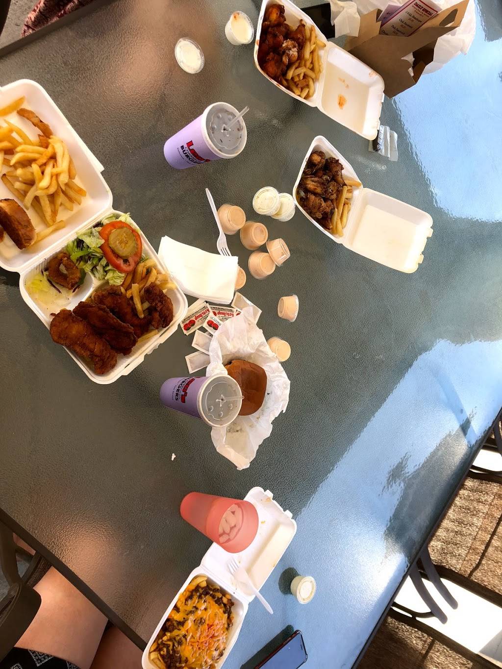 Leos Burgers | restaurant | 701 E Alondra Blvd, Compton, CA 90221, USA | 3106082134 OR +1 310-608-2134