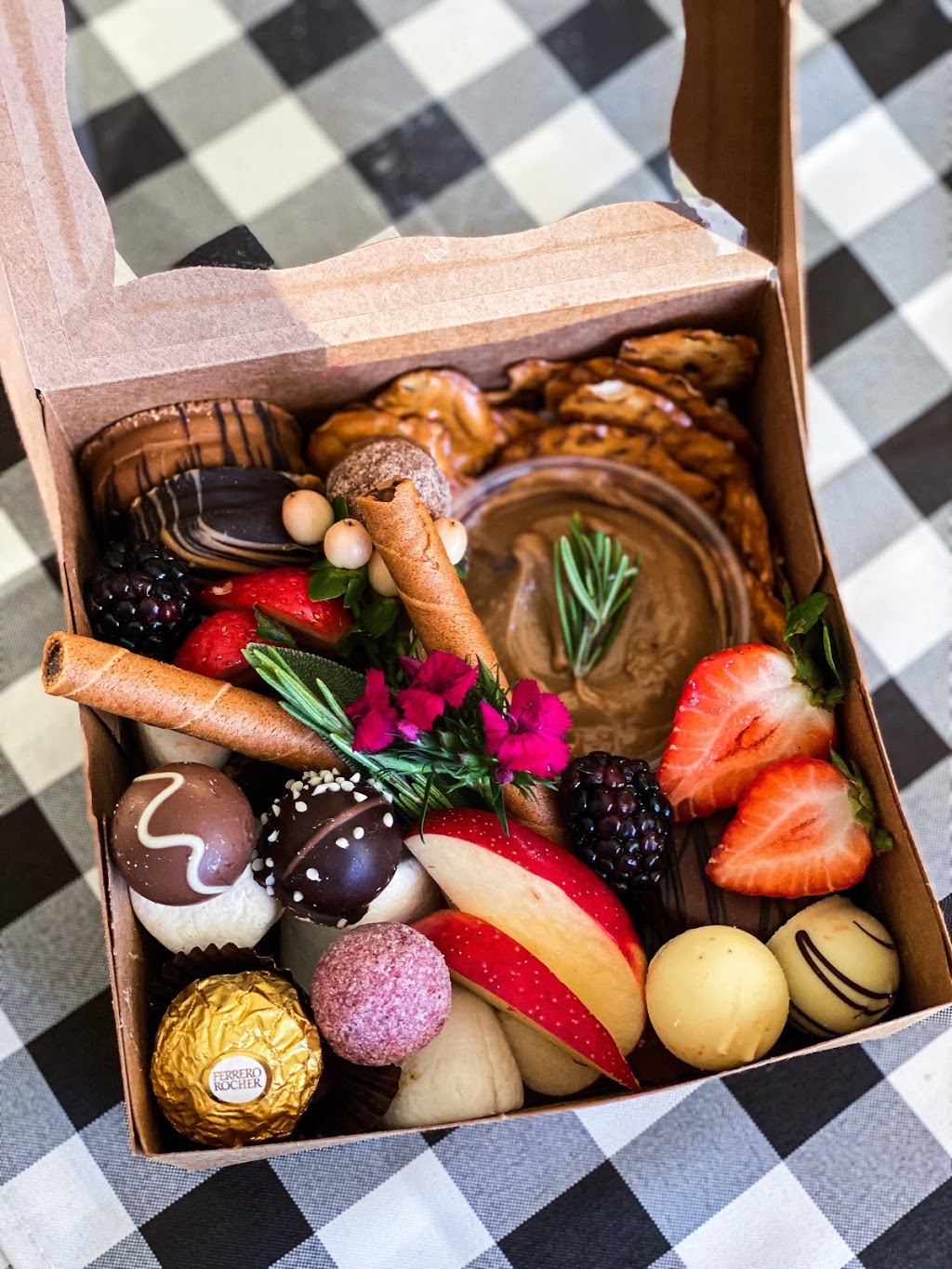 The Local Cheese Board, Co. | restaurant | 105 E Race St, Kingston, TN 37763, USA | 8652217611 OR +1 865-221-7611