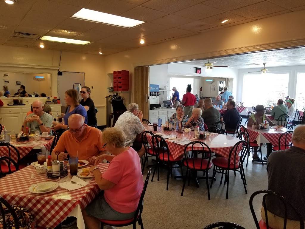 Virginia Diner, Inc | restaurant | 408 County Drive, North St, Wakefield, VA 23888, USA | 7578993106 OR +1 757-899-3106