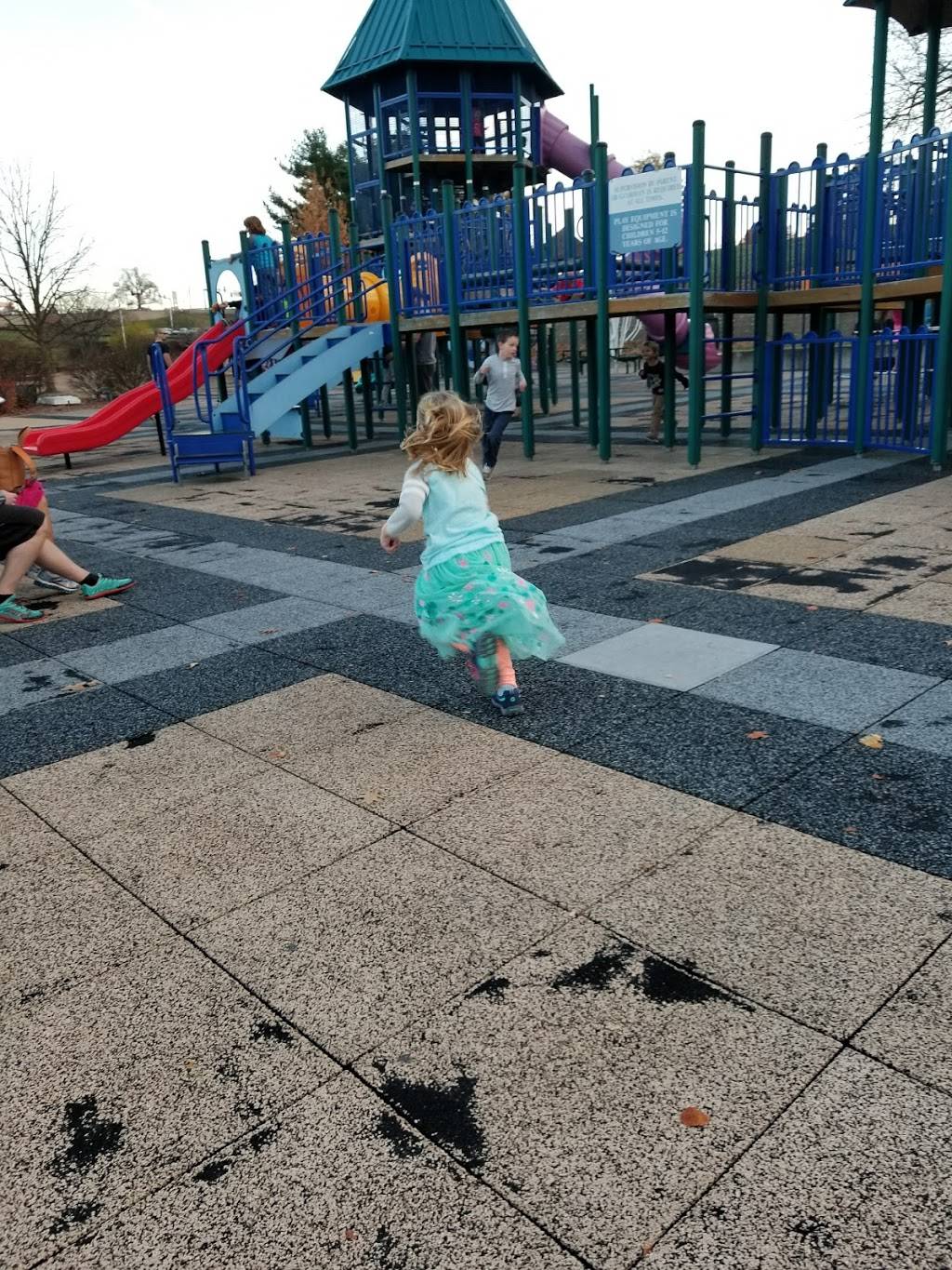 Vlasis Park | restaurant | 300 Park Dr, Ballwin, MO 63011, USA | 6362278950 OR +1 636-227-8950