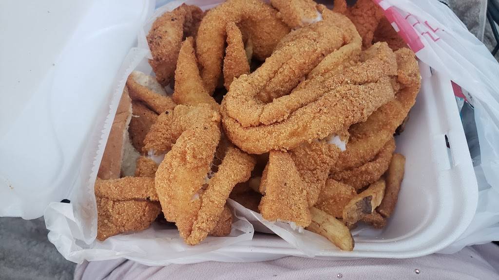 Fat Jacks Chicken & Fish | restaurant | 5912 Blue Pkwy, Kansas City, MO 64129, USA | 8162167686 OR +1 816-216-7686