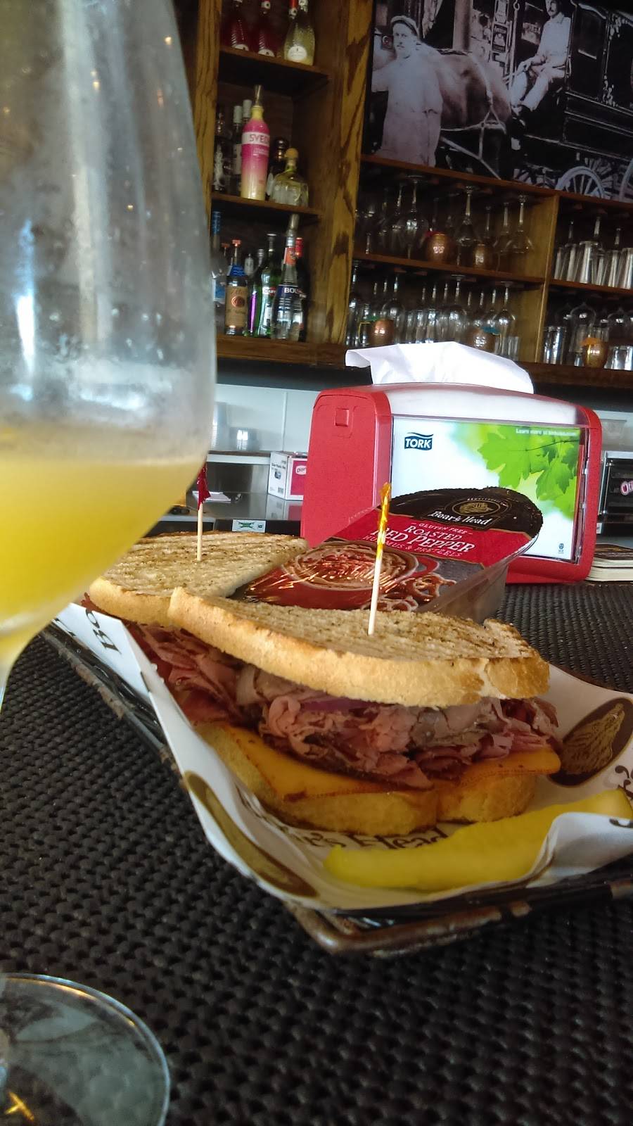 Lucky Bernies | restaurant | 11605 Catalpa Ln, Woodstock, IL 60098, USA | 8155277251 OR +1 815-527-7251