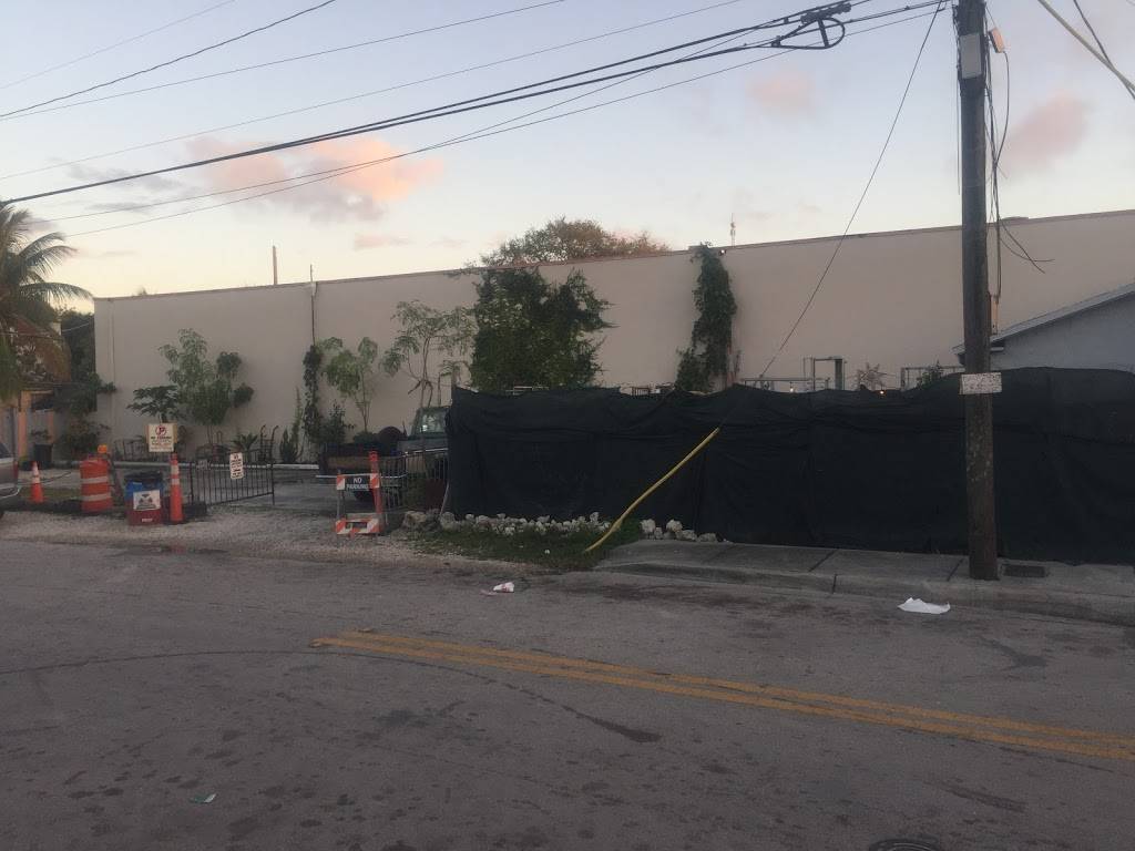 Wessels Tropical BarBQ | restaurant | 5825 NE 2nd Ave, Miami, FL 33137, USA | 3056312211 OR +1 305-631-2211