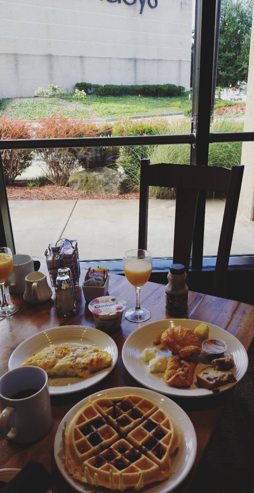 Brick Salt Bar+Kitchen | restaurant | 200 Lee St E, Charleston, WV 25301, USA | 3043533636 OR +1 304-353-3636