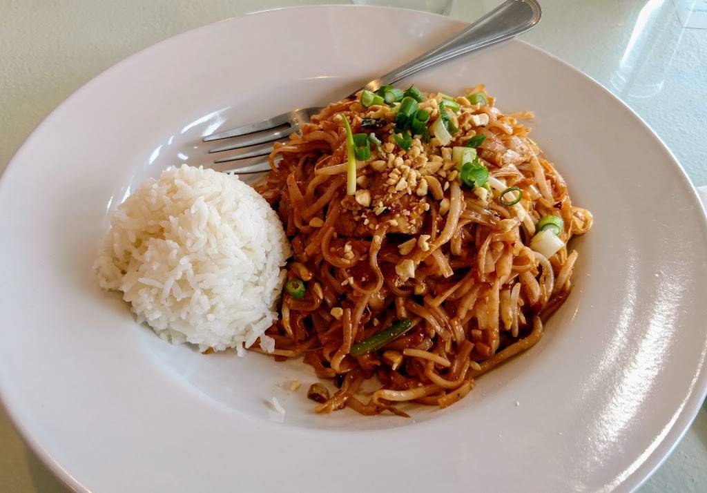 Family Thai Cuisine | restaurant | 9601 Mickelberry Rd NW #111, Silverdale, WA 98383, USA | 3606983663 OR +1 360-698-3663