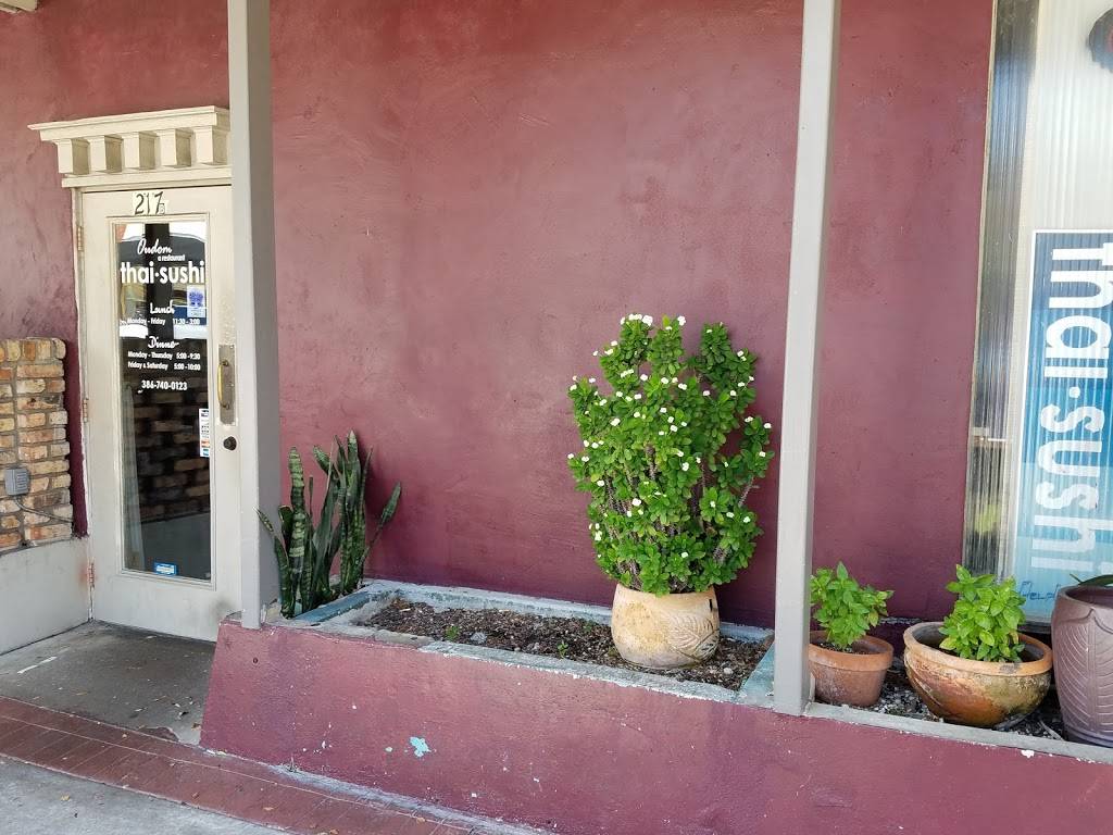 Oudom Thai and Sushi | restaurant | 217 N Woodland Blvd B, DeLand, FL 32720, USA | 3867400123 OR +1 386-740-0123