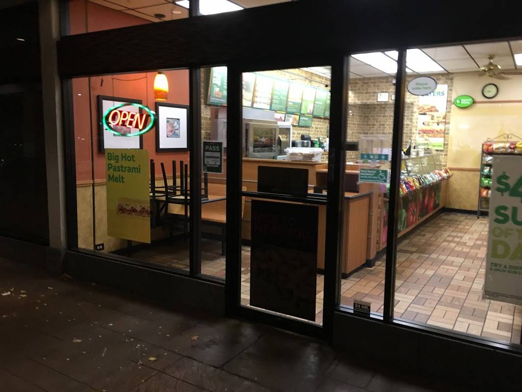 Subway | meal takeaway | 820-850 W Hind Dr #105, Honolulu, HI 96821, USA | 8083771108 OR +1 808-377-1108