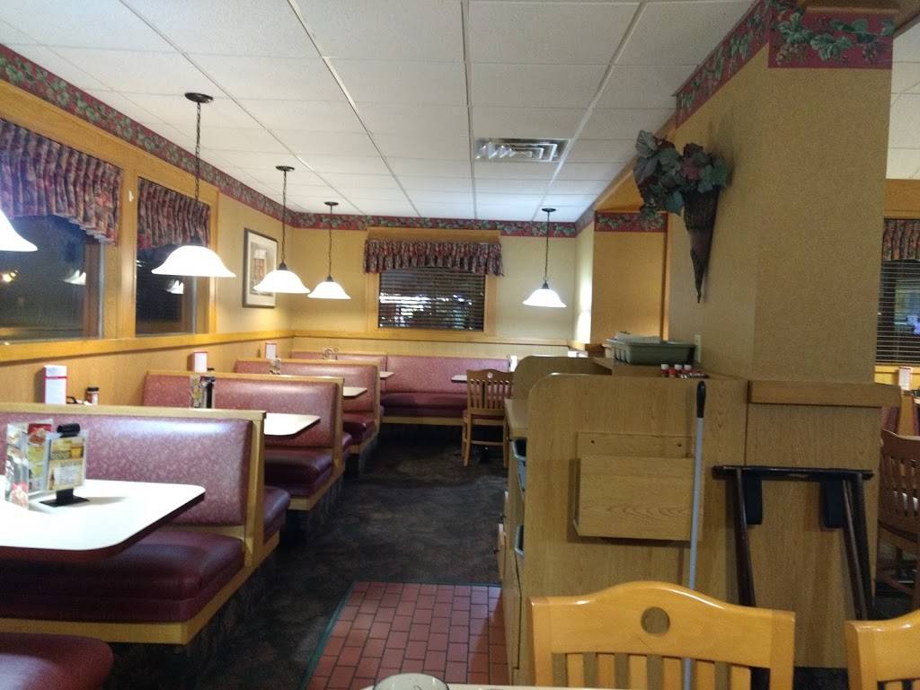Country Kitchen Restaurant | restaurant | 528 MN-7 E, Hutchinson, MN 55350, USA | 3205874940 OR +1 320-587-4940