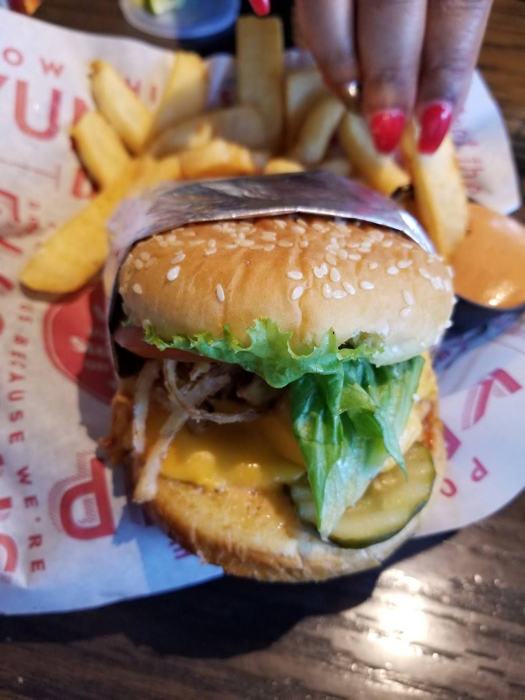 Red Robin Gourmet Burgers and Brews | restaurant | 502 Cross Creek Mall, Fayetteville, NC 28303, USA | 9108644550 OR +1 910-864-4550