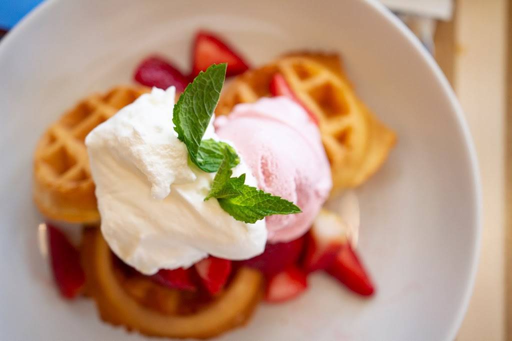 Hobarts Lighthouse | restaurant | 2281 McCrackens Landing Rd, Lakefield, ON K0L 2H0, Canada | 7056520557 OR +1 705-652-0557