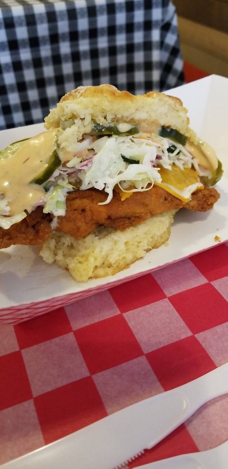 The Roost Carolina Kitchen | restaurant | 3474 N Clark St, Chicago, IL 60657, USA | 7733608303 OR +1 773-360-8303