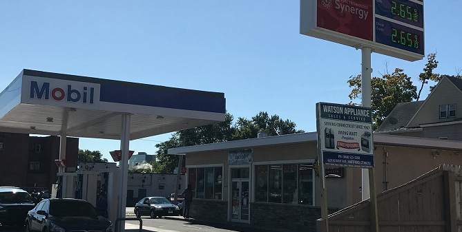 Save On Mobil // Farmhouse Kitchen | restaurant | 605 Albany Ave, Hartford, CT 06112, USA | 8605191426 OR +1 860-519-1426