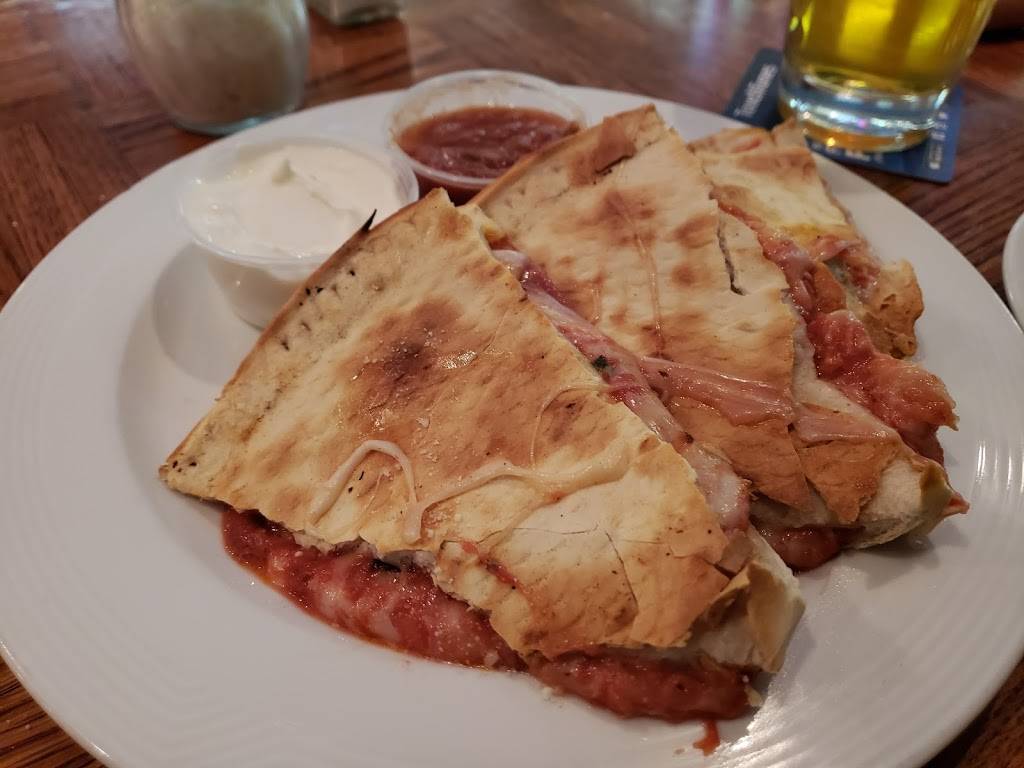 Hubcaps Bar & Grill | restaurant | 4663 N Ruby St, Schiller Park, IL 60176, USA | 8479282277 OR +1 847-928-2277