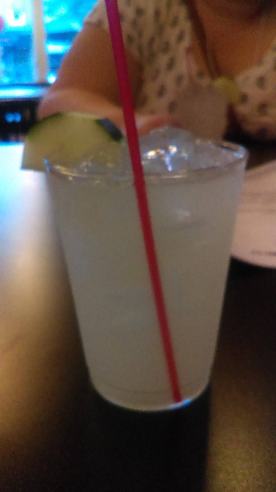 Moes BarBar Shop | restaurant | 106 E Grand River Ave, Howell, MI 48843, USA | 5173766947 OR +1 517-376-6947