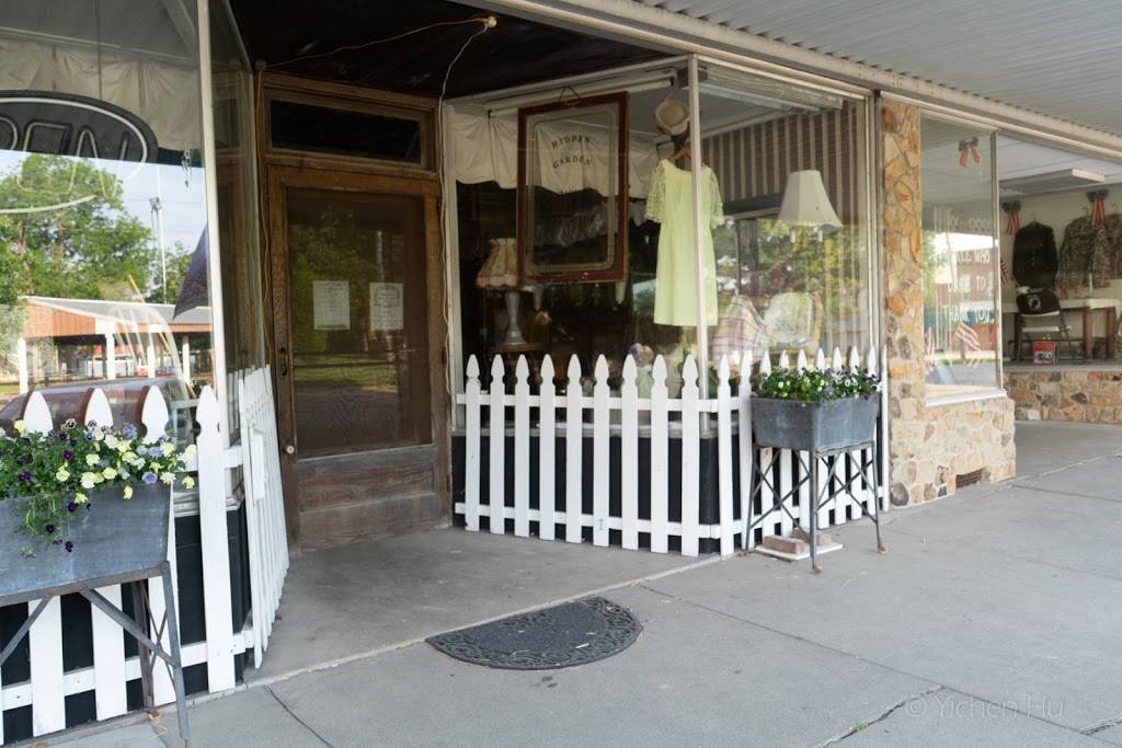 Hidden Garden Antiques & Tea Room | bakery | 116 N Illinois St, Chrisman, IL 61924, USA | 2172512636 OR +1 217-251-2636