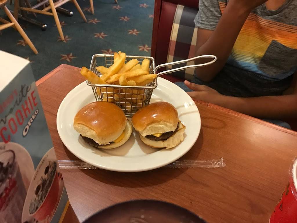 Friendlys | restaurant | 1031 Washington Blvd, Hamilton Township, NJ 08690, USA | 6094269203 OR +1 609-426-9203