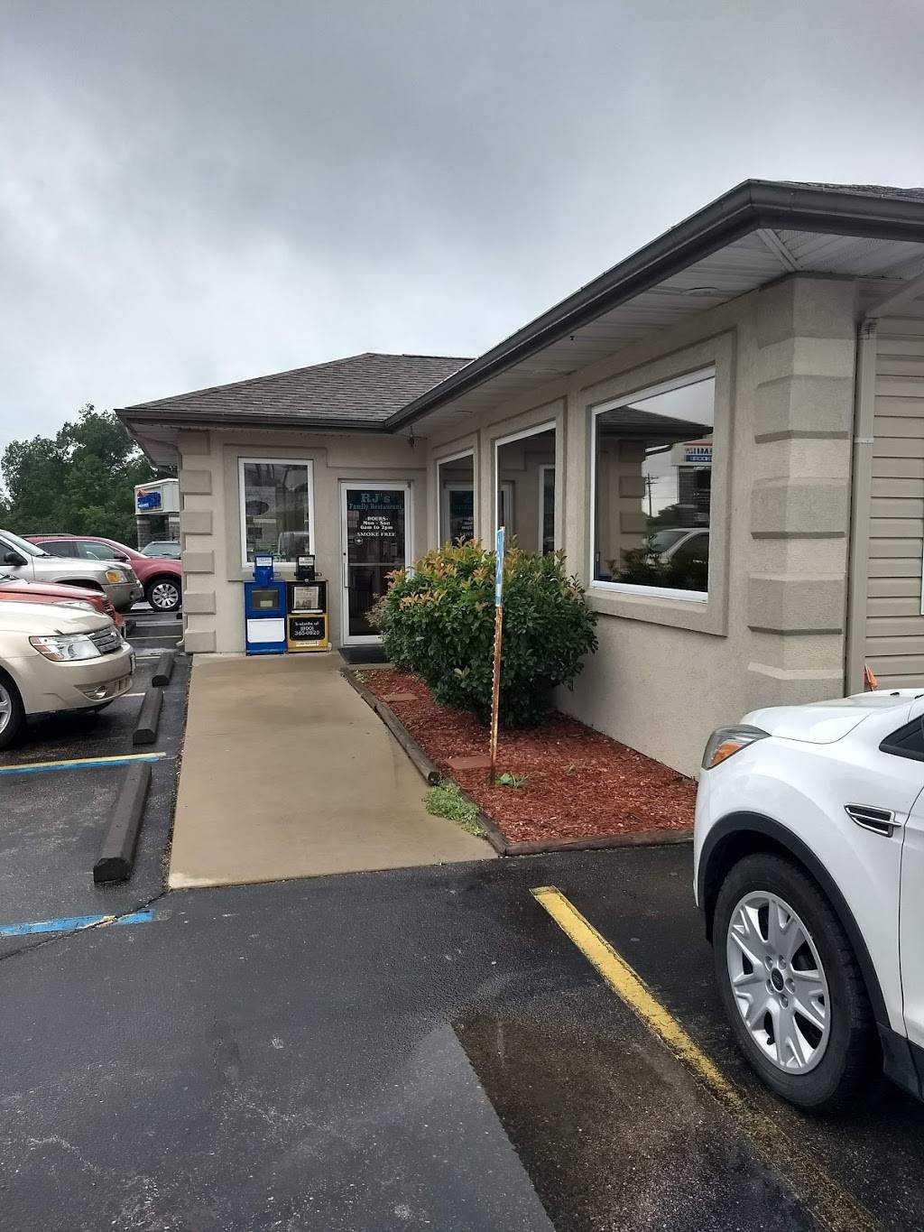 RJs | restaurant | 275 US-54, Camdenton, MO 65020, USA | 5733466133 OR +1 573-346-6133