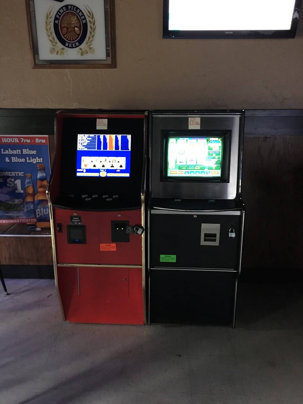 Koozies Pub | restaurant | 5278 Pearl Rd, Parma, OH 44129, USA | 2167955970 OR +1 216-795-5970