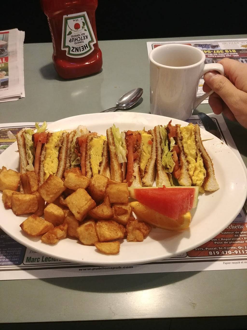 Restaurant Des 3 Etoiles | restaurant | 485 Rue Saint Louis, Saint-Cyrille-de-Wendover, QC J1Z 1S2, Canada | 8193975424 OR +1 819-397-5424