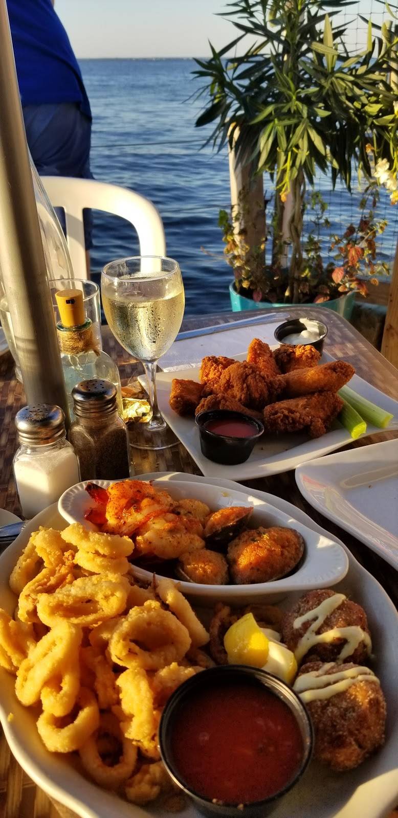 Matthews Seafood House | restaurant | 935 Bay Walk, Ocean Beach, NY 11770, USA | 6315838016 OR +1 631-583-8016