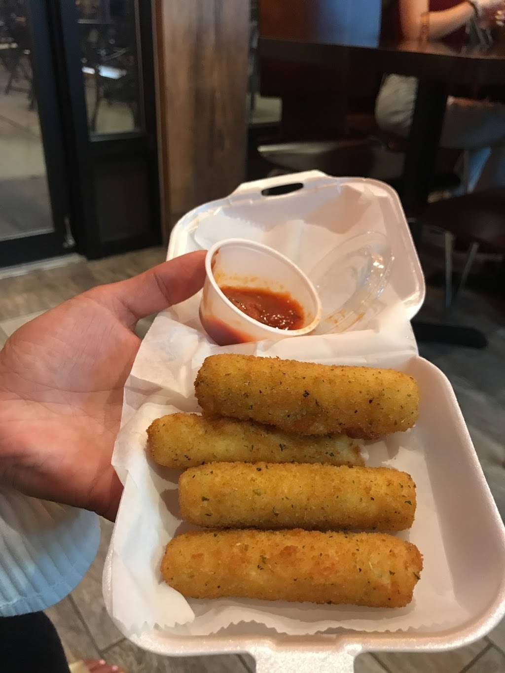 Rogers Wing | restaurant | 6752 N Sheridan Rd, Chicago, IL 60626, USA | 7738560559 OR +1 773-856-0559