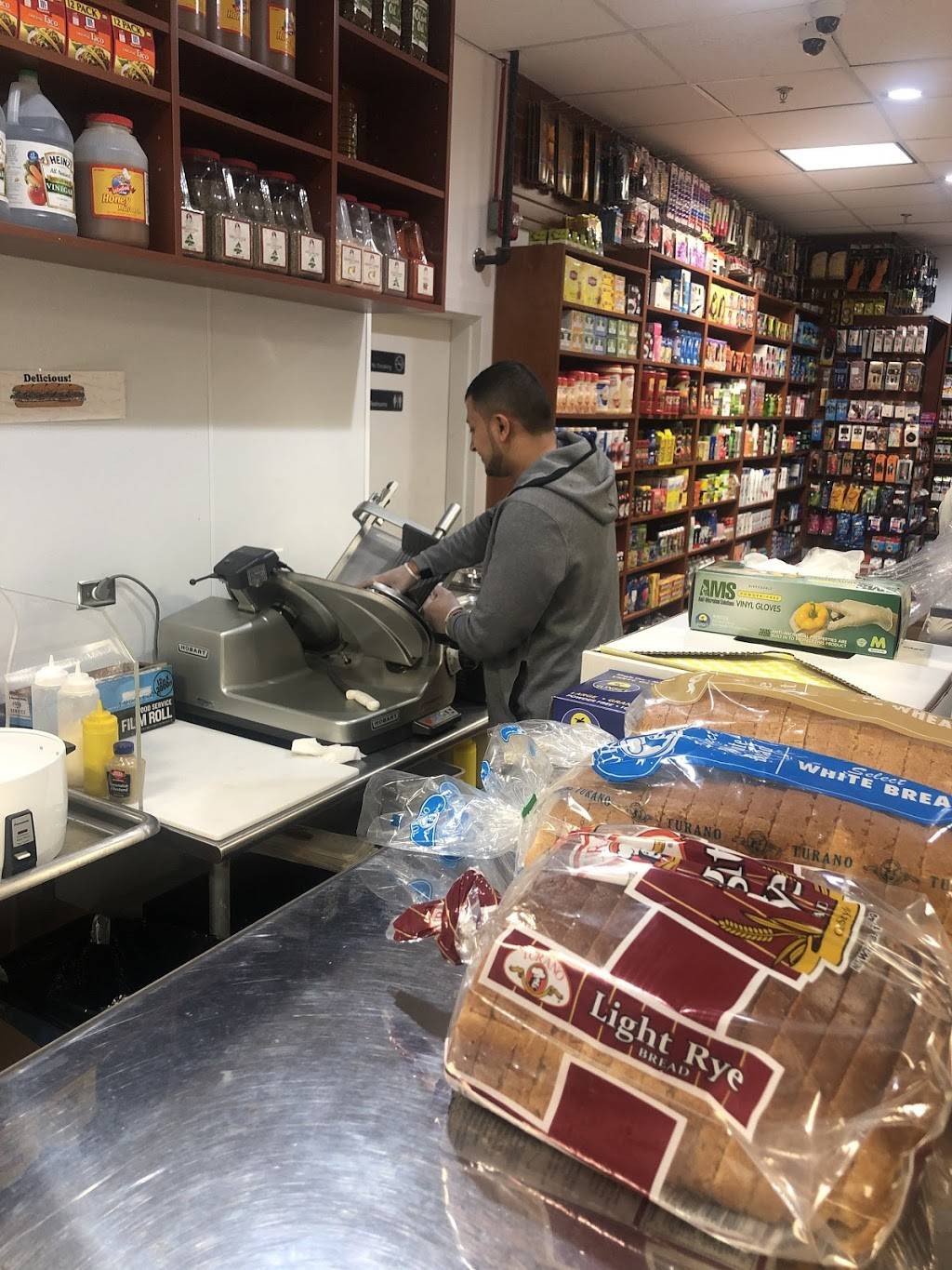 Hollywood Deli | restaurant | 5700 N Sheridan Rd, Chicago, IL 60660, USA | 7739440865 OR +1 773-944-0865