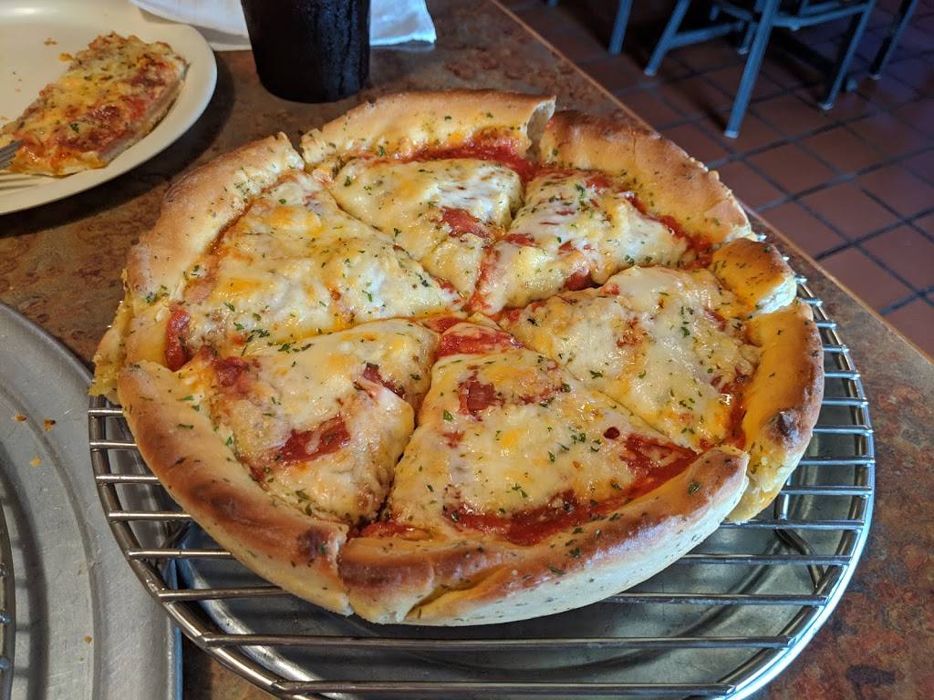 Gelsosomos Pizzeria | restaurant | 221 N Randolph St, Macomb, IL 61455, USA | 3098335577 OR +1 309-833-5577