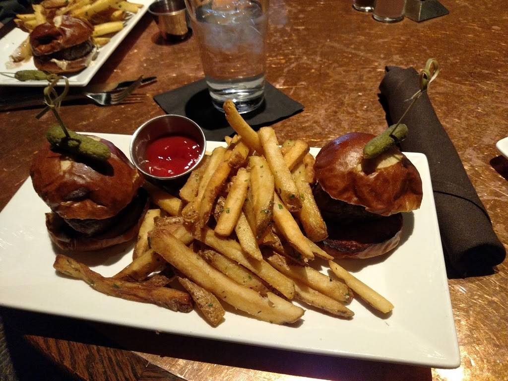Old Town Pour House - Oak Brook | restaurant | 8 Oakbrook Center, Oak Brook, IL 60523, USA | 6306011440 OR +1 630-601-1440