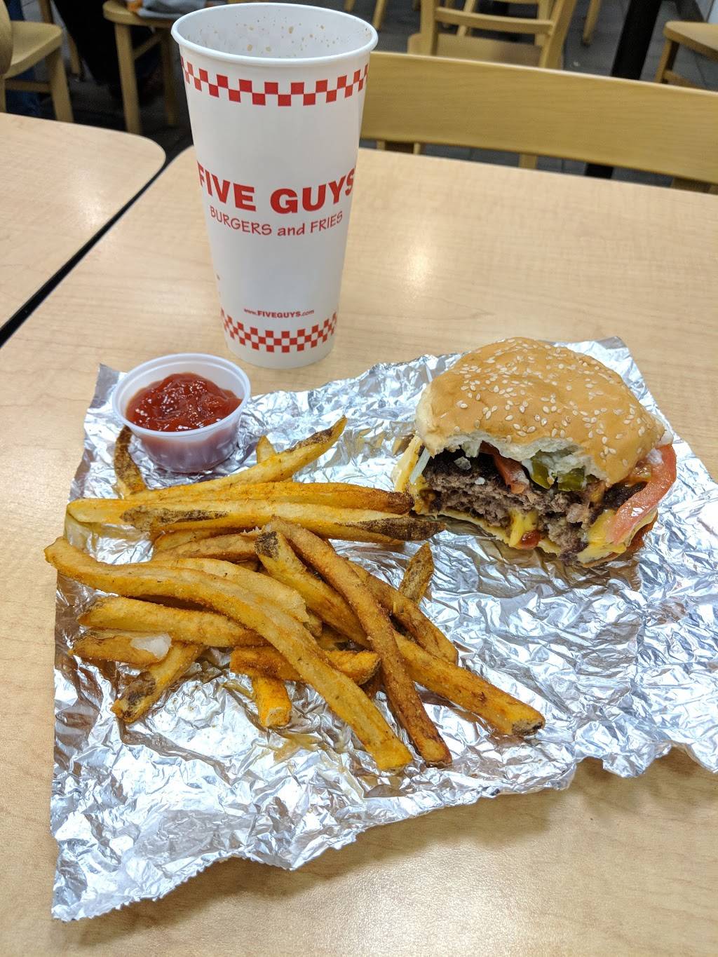 Five Guys | meal takeaway | 3982 N Gloster St, Tupelo, MS 38804, USA | 6623503808 OR +1 662-350-3808