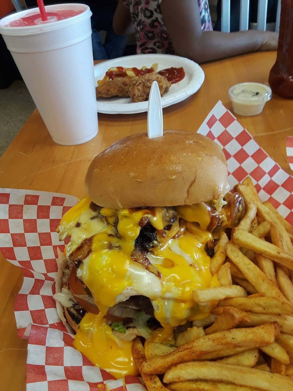 Big Bellys Burgers | restaurant | 5627 Aldine Bender Rd, Houston, TX 77032, USA | 8322885616 OR +1 832-288-5616