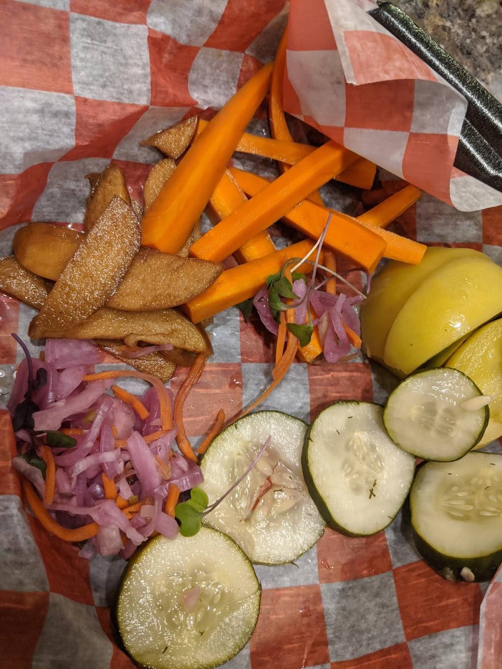 The Stolen Coin Oyster Bar & Bistro | restaurant | 110 S Main St, Gainesboro, TN 38562, USA | 9312682646 OR +1 931-268-2646