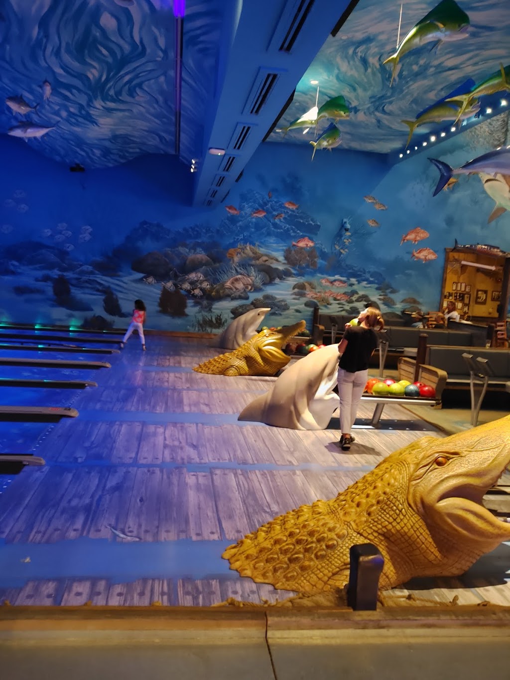 Uncle Bucks Fish Bowl and Grill | restaurant | 4251 Legendary Dr, Destin, FL 32541, USA | 8502696100 OR +1 850-269-6100