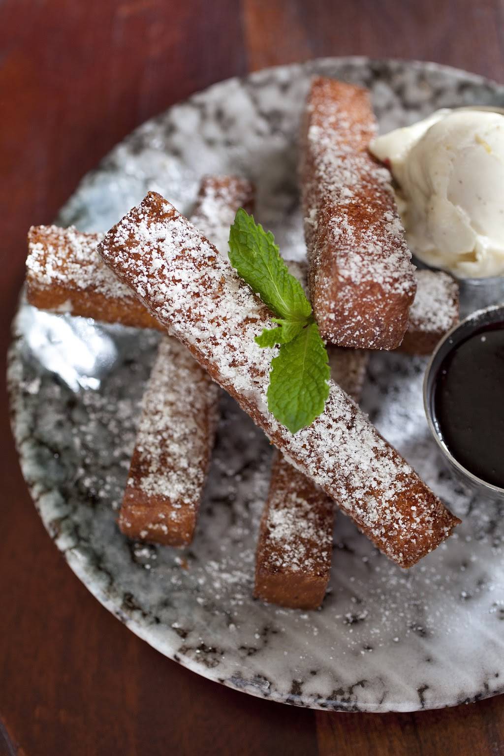 Finn Town | restaurant | 2251 Market St, San Francisco, CA 94114, USA | 4156263466 OR +1 415-626-3466