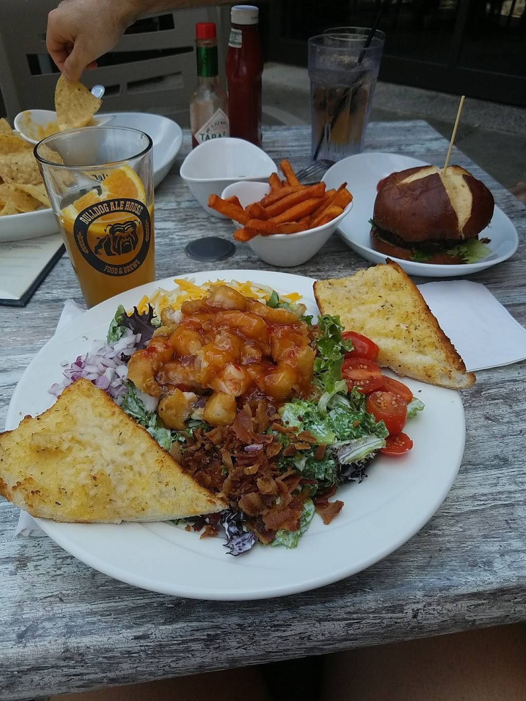 Bulldog Ale House | restaurant | 6606 N Sheridan Rd, Chicago, IL 60626, USA | 7732749331 OR +1 773-274-9331