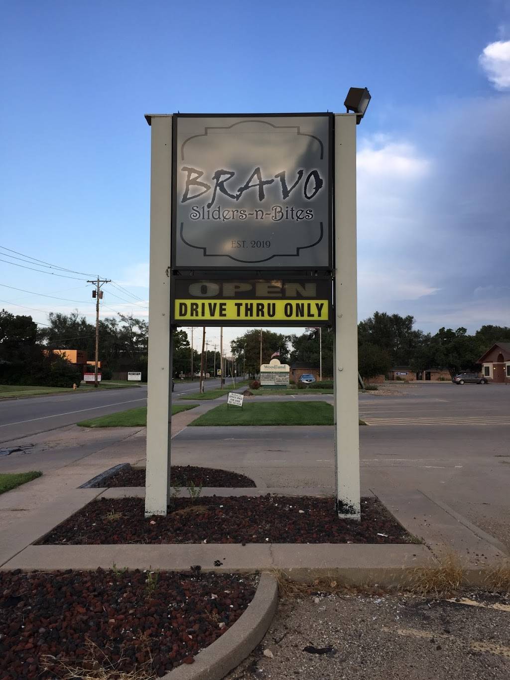 Bravo Sliders-N-Bites | restaurant | 1402 E Iron Ave, Salina, KS 67401, USA | 7855152121 OR +1 785-515-2121