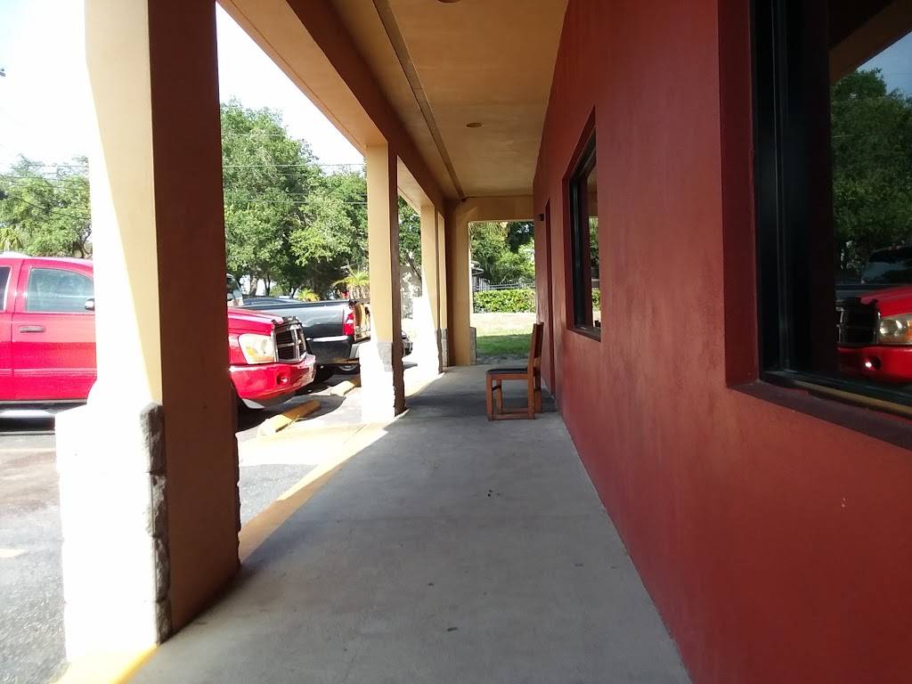 RJs Bar & Grille | restaurant | 5025 E Fowler Ave, Tampa, FL 33617, USA | 8134435380 OR +1 813-443-5380