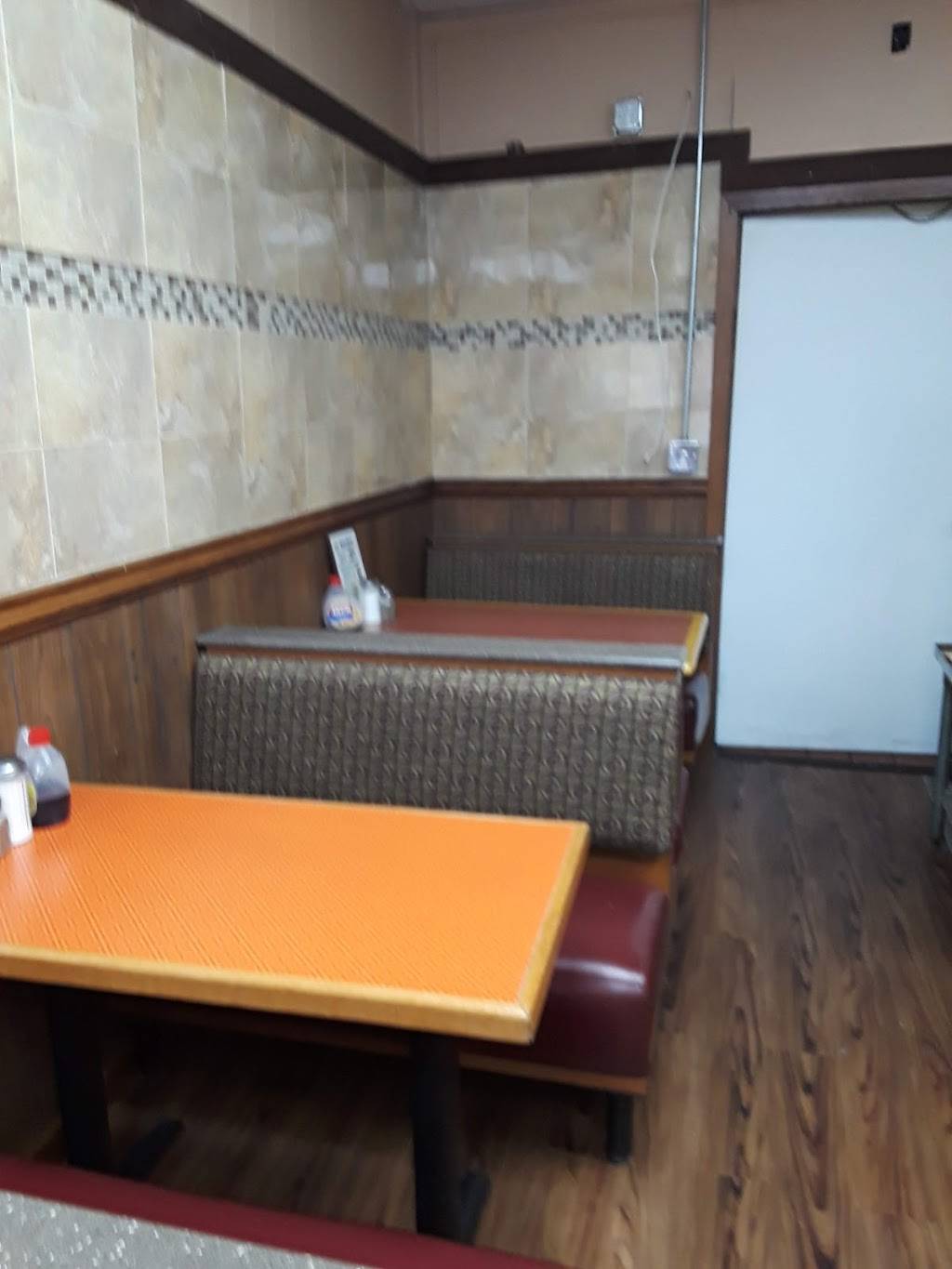 Dogs house (Best sunny diner) | restaurant | 2560 Germantown Ave, Philadelphia, PA 19133, USA | 2152231125 OR +1 215-223-1125