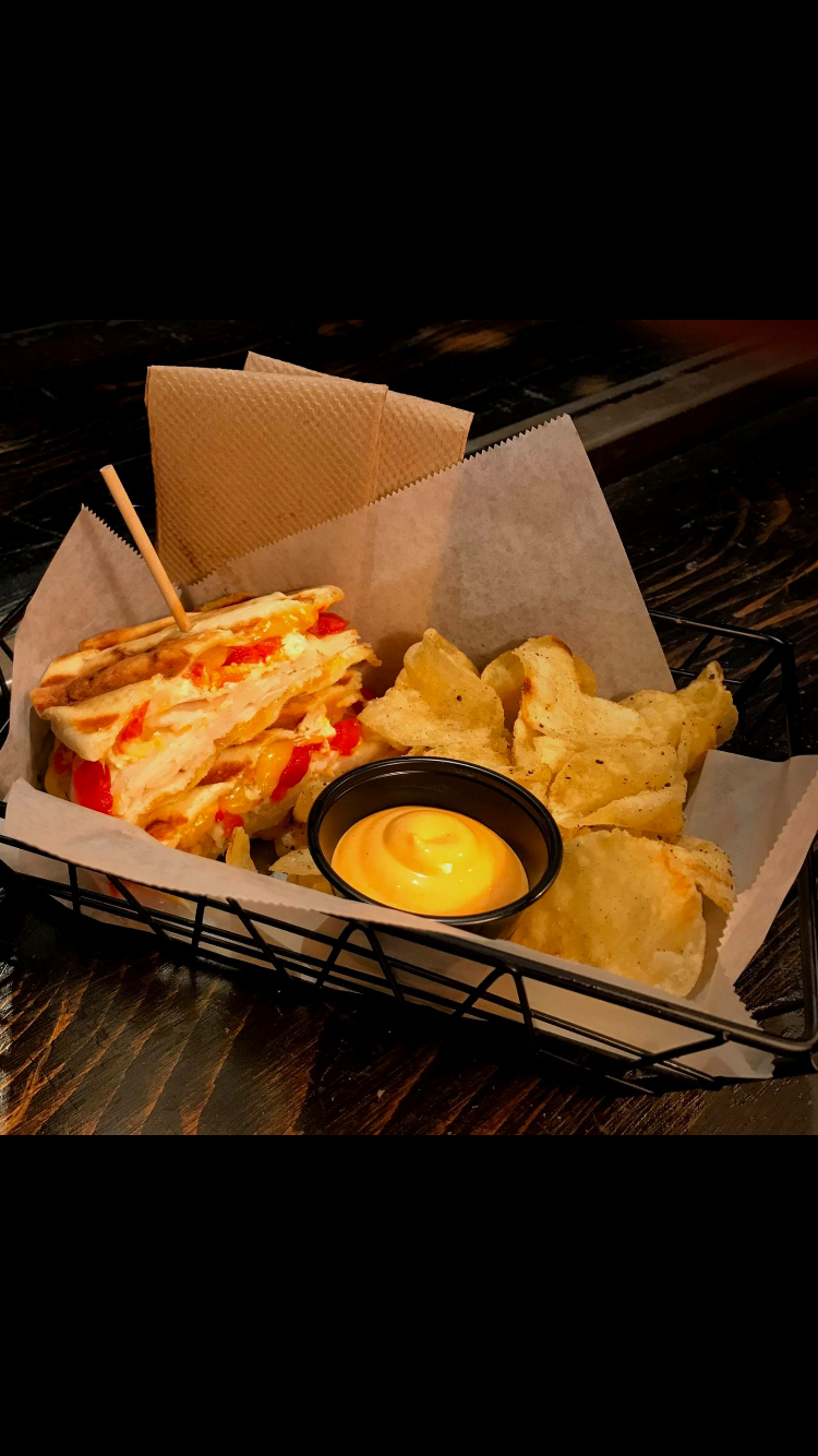 Eighth & Rail | restaurant | 22505 8th St, Newhall, CA 91321, USA | 6612557833 OR +1 661-255-7833