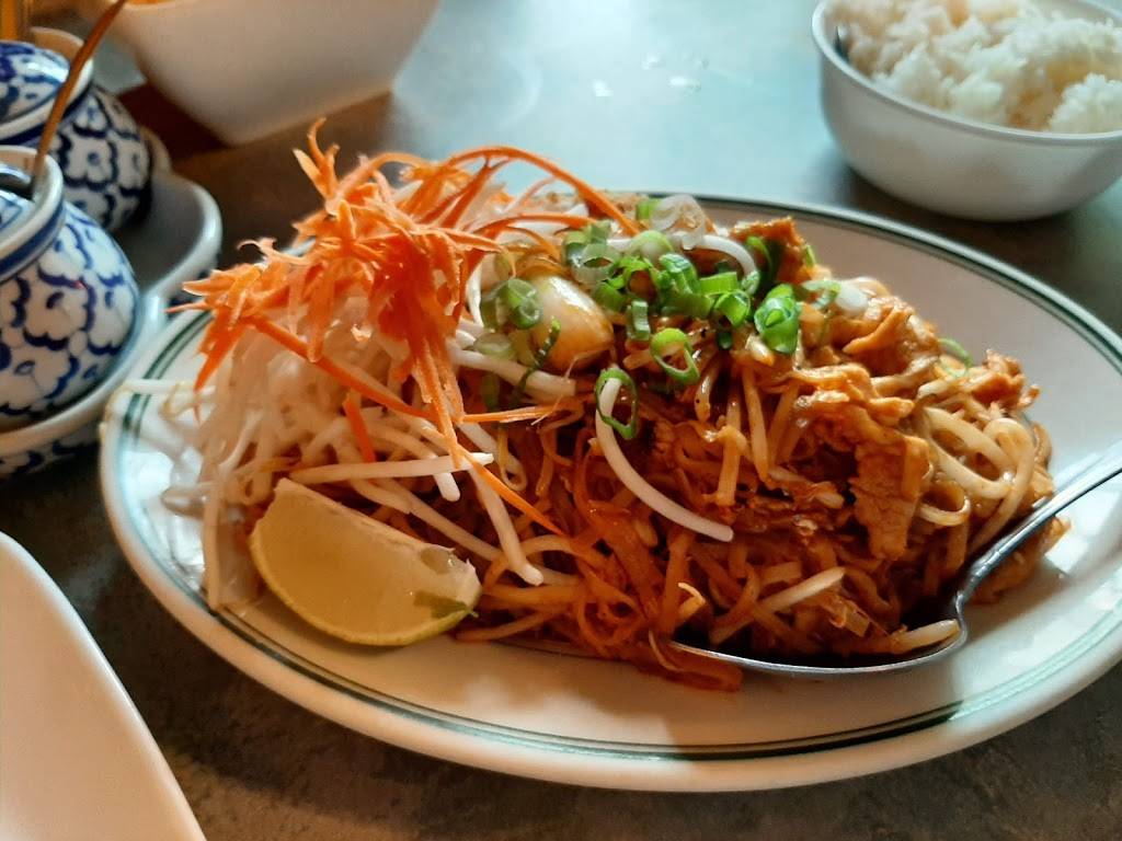 Spring House Thai Kitchen and Pho | restaurant | 2223 California Ave SW, Seattle, WA 98116, USA | 2069378807 OR +1 206-937-8807