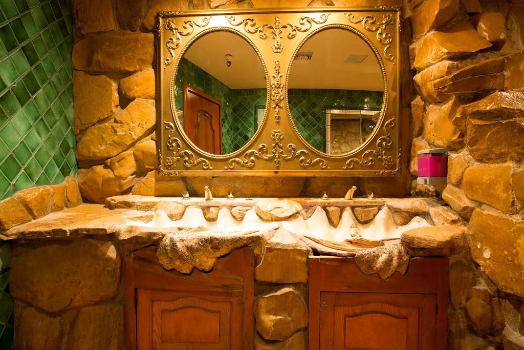 Madonna Inn | cafe | 100 Madonna Rd, San Luis Obispo, CA 93405, USA | 8055433000 OR +1 805-543-3000