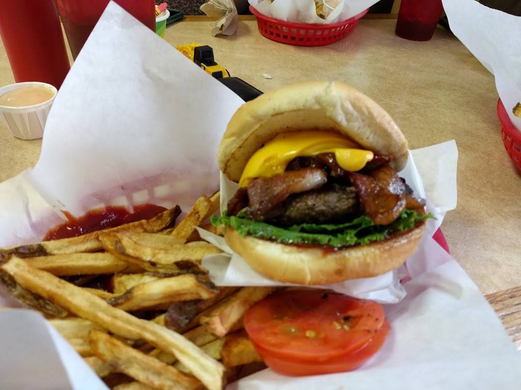Giant Burger | restaurant | 3760 Main St, Springfield, OR 97478, USA | 5417473399 OR +1 541-747-3399