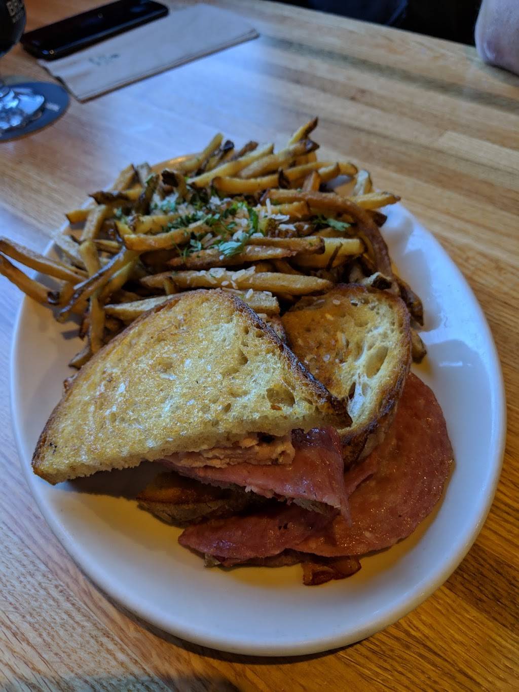 Two Brothers Tap House | restaurant | 30W315 Calumet Ave W, Warrenville, IL 60555, USA | 6303932337 OR +1 630-393-2337