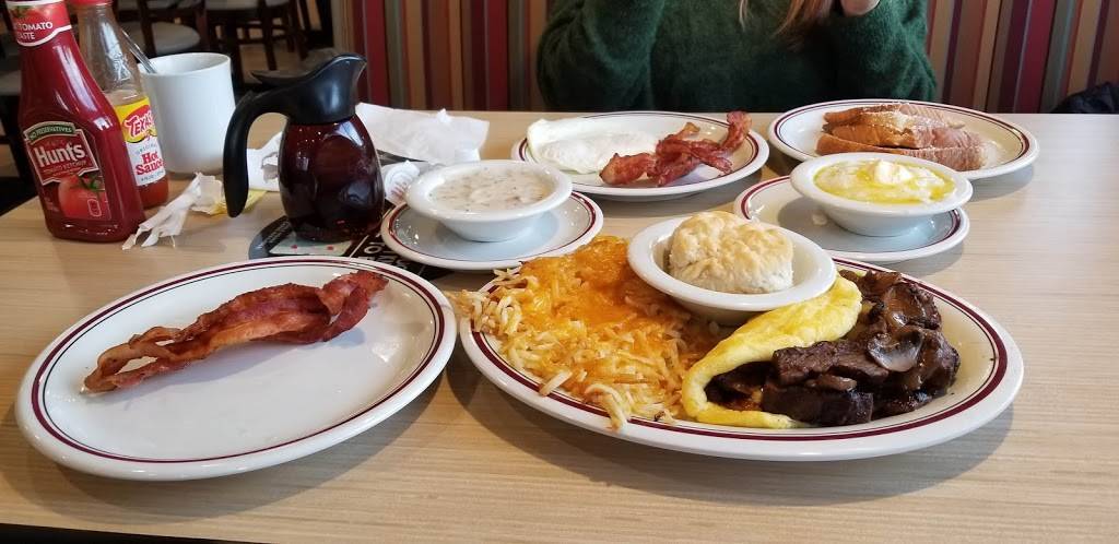 Huddle House | restaurant | 1735 W 21st St, Wichita, KS 67203, USA | 3164403399 OR +1 316-440-3399