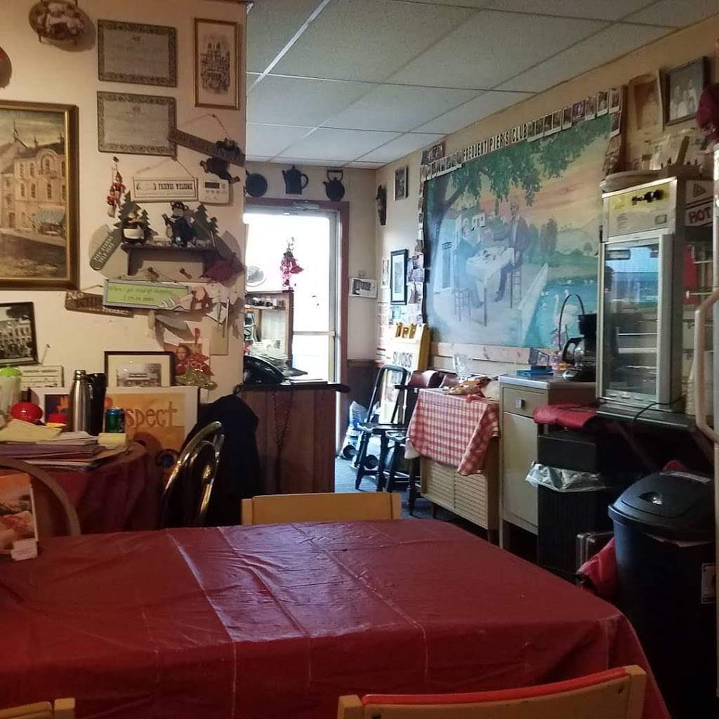 Azzolinas Hole in the Wall | meal delivery | 425 Main Ave, Clear Lake, IA 50428, USA | 6413571740 OR +1 641-357-1740